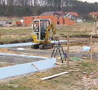 bagr Komatsu při kopání kanalizace
